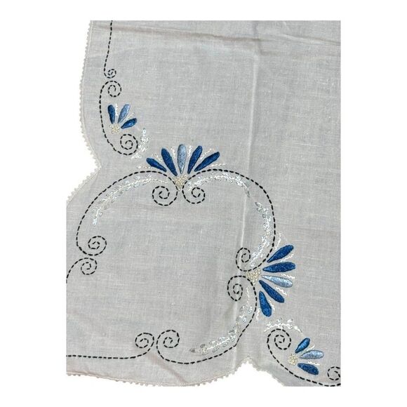 Vintage White & Blue Embroidered Tea Table Tablecloth 34" With Scalloped Edges - Picture 2 of 4